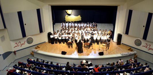 Gönüllü Öğrencilerden Oluşan Koro Sevilen Türküleri Seslendirdi