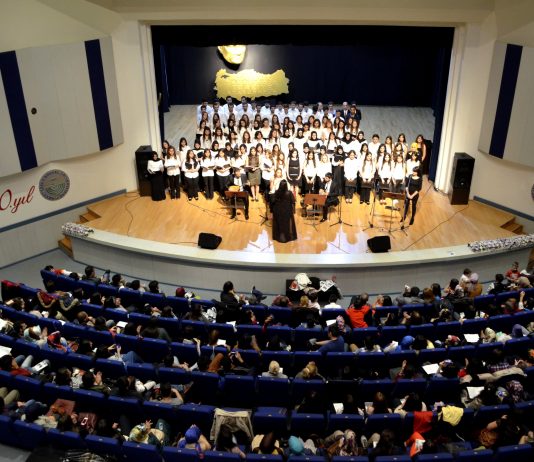 Gönüllü Öğrencilerden Oluşan Koro Sevilen Türküleri Seslendirdi