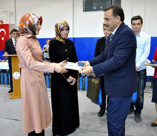 Başarılı Lise Öğrencilerine İzzet Baysal Vakfından Ödül
