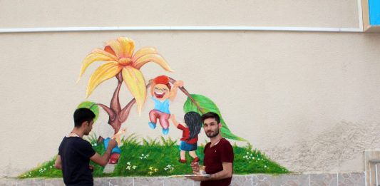 AİBÜ Öğrencileri Resimleriyle Okulları Süslüyor