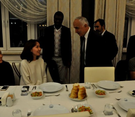 Rektör V. Mollaibrahimoğlu, Uluslararası Öğrencileri İftarda Ağırladı