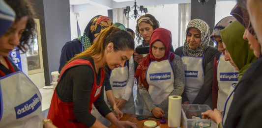 “Anneler Üniversitede” Projesinde Annelere Pasta Süslemeciliği Eğitimi Verildi
