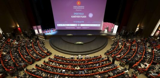 Rektör Alişarlı, İpekyolu Kariyer Fuarına Katıldı