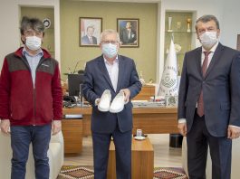 Rektör Alişarlı Sağlık Çalışanları İçin Özel Üretilen Ayakkabıyı Tanıttı