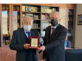 Rektör Alişarlı’dan Vakıf Başkanı Ahmet Baysal’a Teşekkür Plaketi