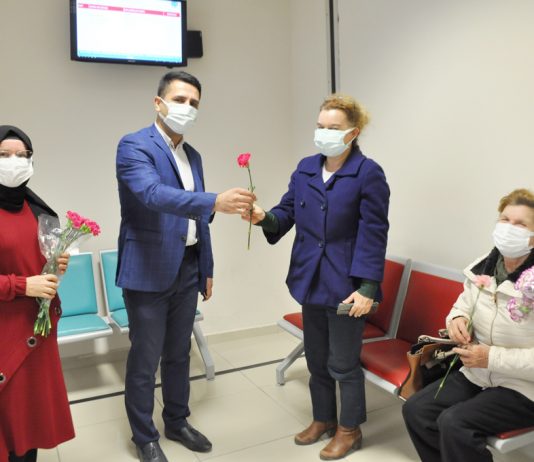 Hasta Hakları Günü’nde Diş Hekimliği Fakültemizden Hastalarına Karanfil