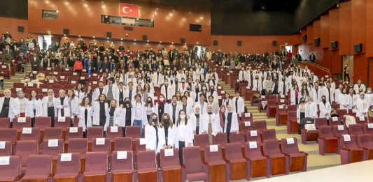 Tıp Fakültesi’nde Beyaz Önlük Giyme Töreni Düzenlendi