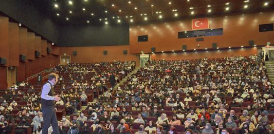 Rektör Alişarlı Çınaraltı Gençlik Söyleşisi’ne Katıldı