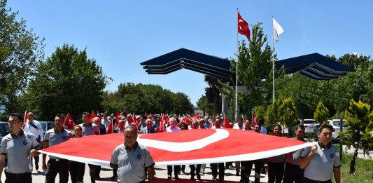 BAİBÜ Ailesi, 15 Temmuz Kahramanlarını “Demokrasi ve Milli Birlik” Yürüyüşüyle Andı