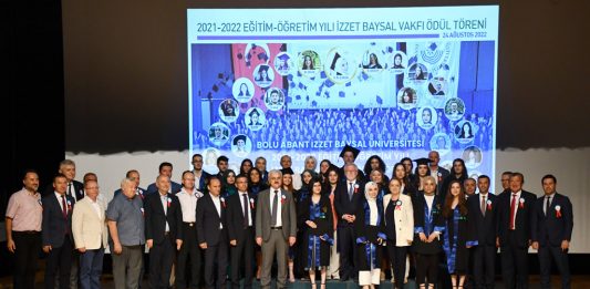 Bolu Abant İzzet Baysal Üniversitesi 2021-2022 Eğitim Öğretim Yılı mezunları İzzet Baysal Vakfı Ödül Töreni Düzenlendi