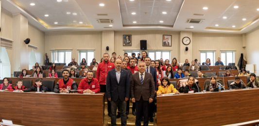 Çocuk Üniversitesi Projesinde Akademisyen ve Öğrencilere Sertifikaları Verildi