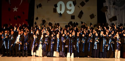 İlahiyat Fakültesi’nde Mezuniyet Sevinci