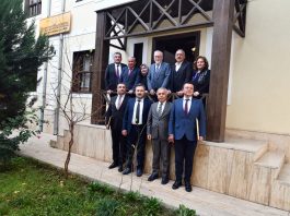 Bolu’nun kültürel mirasını seramikle buluşturan eserler, ilçe belediye başkanlarına takdim edildi