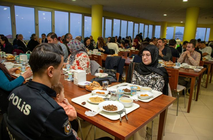 Rektörlüğümüzden Üniversitemiz personeline iftar yemeği