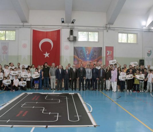 Rektörümüzden, mini robotların yarıştığı festivalde genç mucitlere ödül