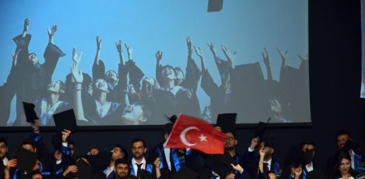 Maliye, İşletme ve Kamu Yönetimi bölümlerinde mezuniyet heyecanı