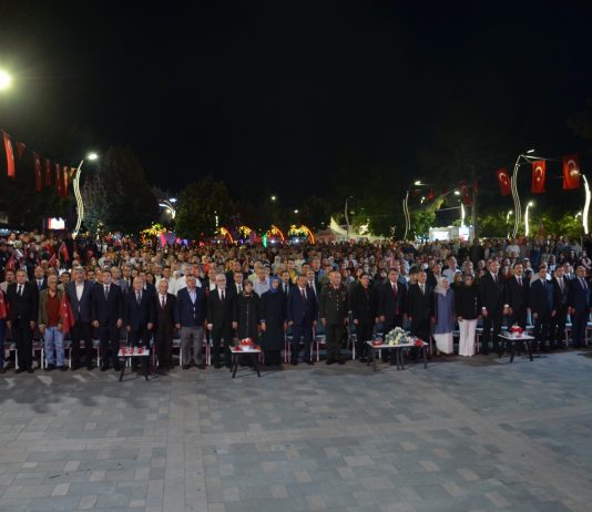 Meydanlarda birlik, yüreklerde vefa